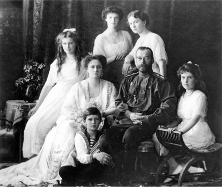 fotografia del tsar i la seva familia al 1913 a http://webs.ono.com/pedabagon/pedro/Historiacontemporanea/temas/revolucionrusa/documentos/documentosglobal.html "Il.lustració"